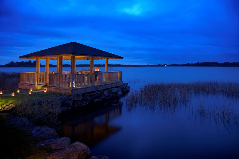 Wineport Lodge - gazebo by night